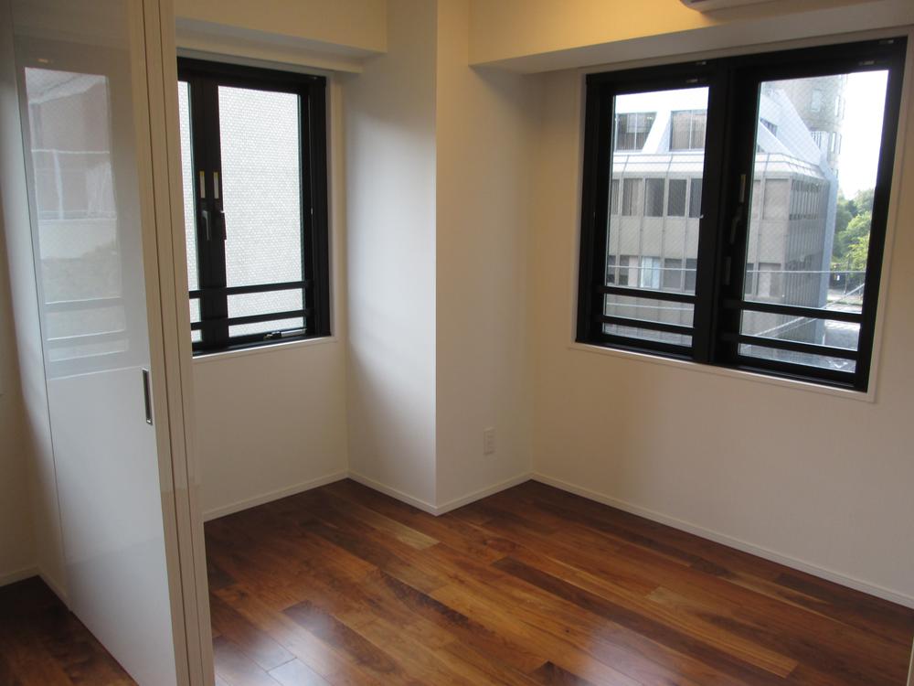 Non-living room. Construction housing performance with evaluation / Design house performance with evaluation / Corresponding to the flat-35S / Year Available / Immediate Available / 2 along the line more accessible / Fiscal year Available / System kitchen / Bathroom Dryer / Corner dwelling unit / A quiet residential area / 24 hours garbage disposal Allowed / Security enhancement / Barrier-free / South balcony / Double-glazing / Bicycle-parking space / Elevator / Warm water washing toilet seat / TV monitor interphone / High-function toilet / Urban neighborhood / Mu front building / All living room flooring / IH cooking heater / Southwestward / water filter / Pets Negotiable / Located on a hill / Maintained sidewalk / 24-hour manned management / Floor heating / Delivery Box / Bike shelter / Movable partition