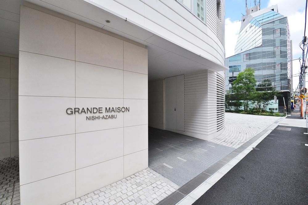 Entrance. Common areas