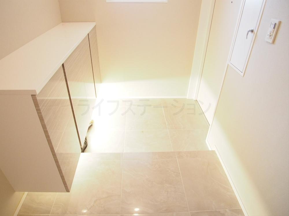 Entrance. Local (12 May 2013) Shooting