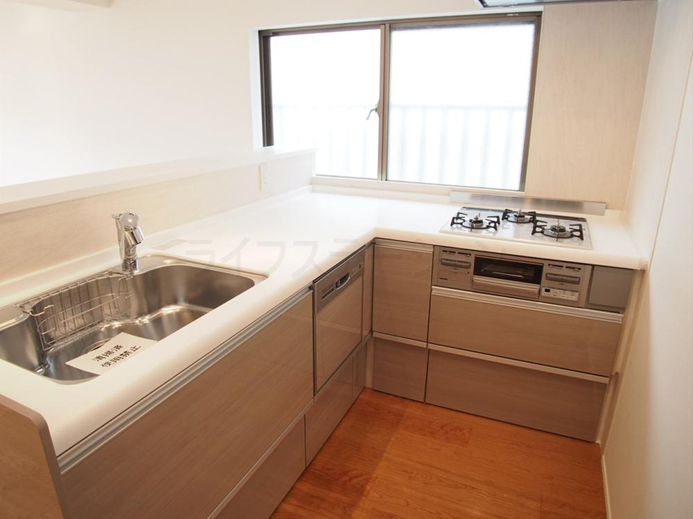 Kitchen. Indoor (12 May 2013) Shooting