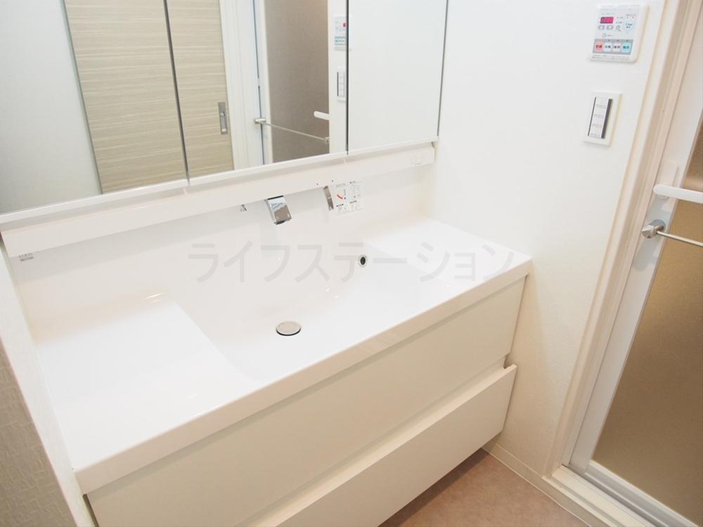 Wash basin, toilet. Indoor (12 May 2013) Shooting