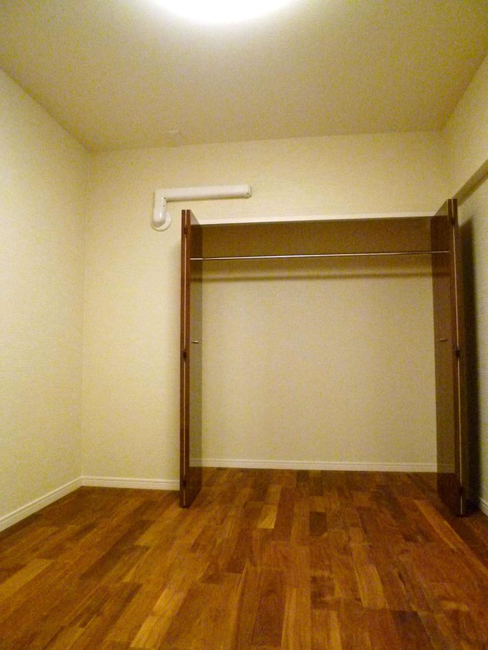 Non-living room. Western-style is 6.0 Pledge.