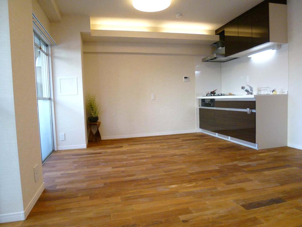 Living. □ ■ Natural solid flooring ■ □ "Solid wood" with the nature of the humidity control action. That feel, Winter warm, Summer is smooth. It is a comfort to instinctively want to walk barefoot.