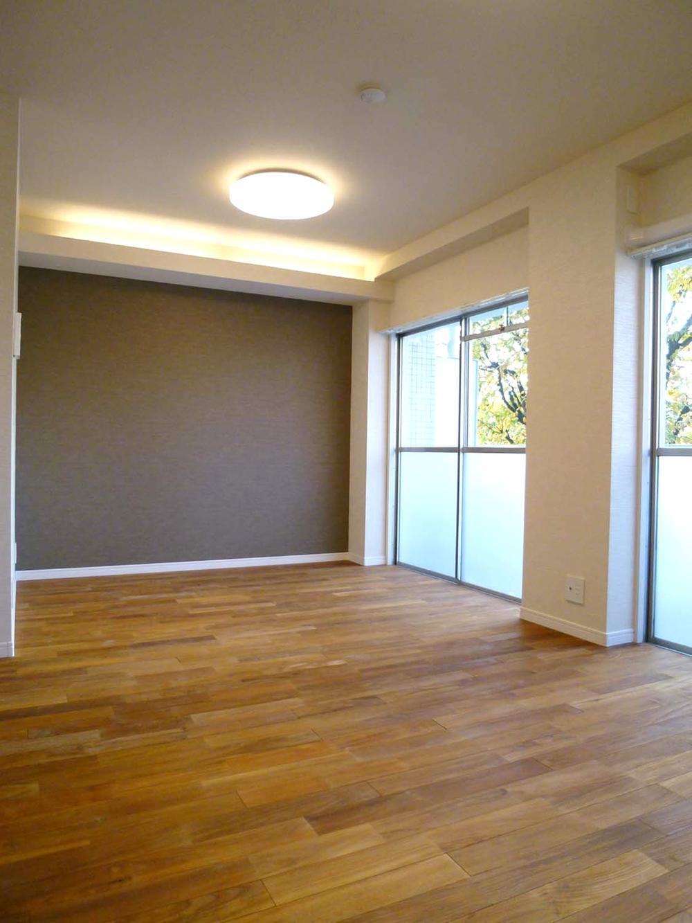 Living. The opening is large, Lighting is good.