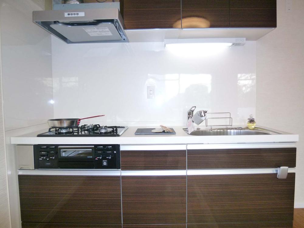 Kitchen. Storage capacity rich and system kitchen of the popular "slide storage type"!