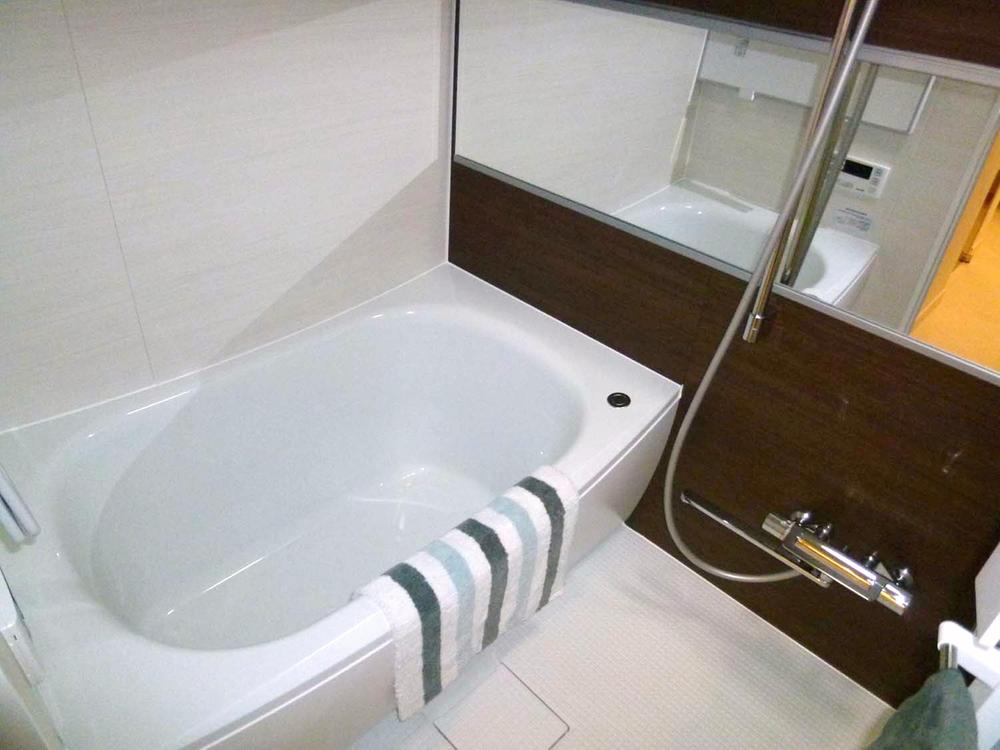 Bathroom. □ ■ Add-fired function ・ With bathroom dryer ■ □