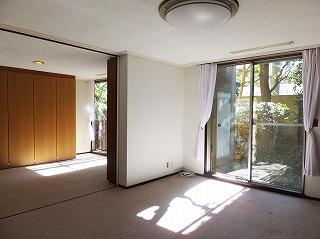 Non-living room. Western-style 12 Pledge, Overlooking the green of the garden from 10 Pledge