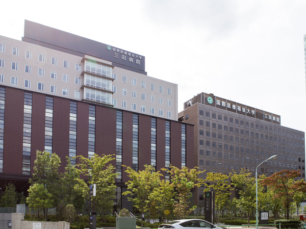 Surrounding environment. International University of Health and Welfare Mita Hospital (about 890m ・ A 12-minute walk)