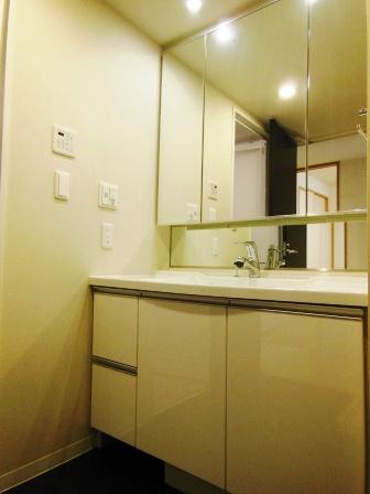 Wash basin, toilet. Wash basin