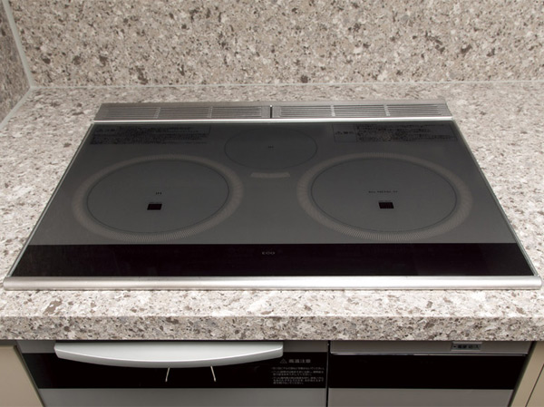 Kitchen.  [IH cooking heater] output ・ Our cuisine finished in well with high efficiency "IH cooking heater". Rest assured that no fire come out, Also it has been enhanced safety features. (Same specifications)