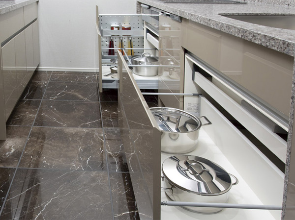 Kitchen.  [Kitchen storage (with Bull motion function)] It has adopted the kitchen storage of easy-drawer type to take out what was housed in the back. (Same specifications)