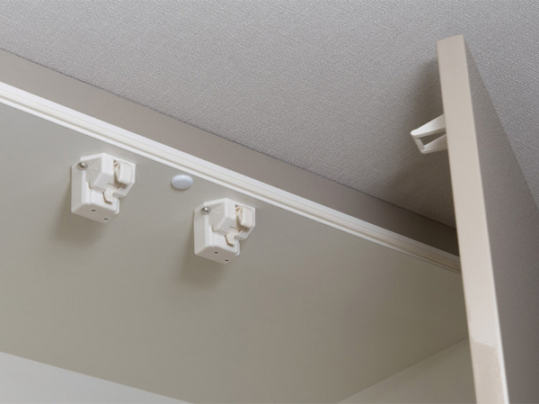 Kitchen.  [Shaking sensing latch] Equipped with a "shake sensing latch" on the top cabinet. Even when the earthquake, To reduce the fall and damage caused by jumping out of the storage product. (Same specifications)