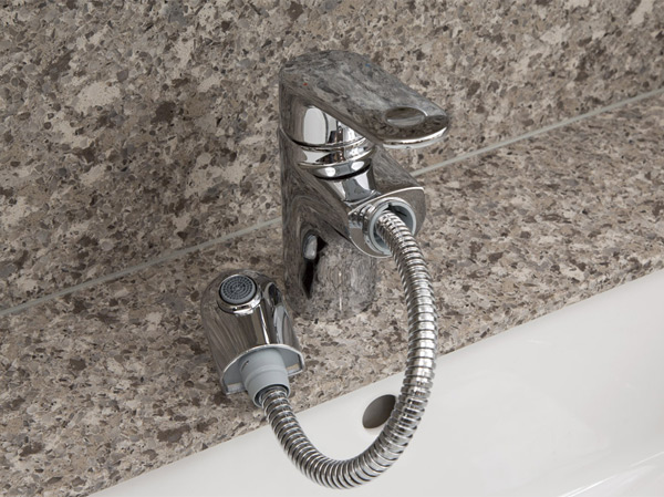 Bathing-wash room.  [Single lever drawer mixing faucet] Water temperature in a single lever ・ The amount of water can be adjusted. Head can be pulled out. (Same specifications)