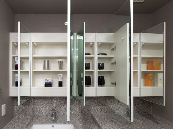 Bathing-wash room.  [Three-sided mirror back storage] Also installed an easy three-sided mirror check of grooming and makeup. On the back of the mirror you will find a space that can be stored and clean the small items such as cosmetics. (Same specifications)