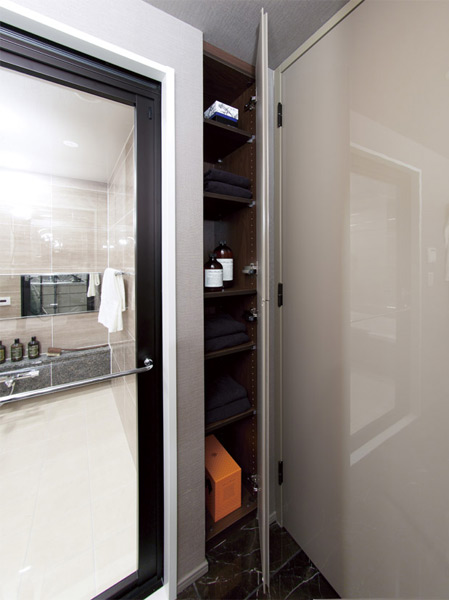 Bathing-wash room.  [Linen cabinet] Given the comfort and ease of use of daily living, Water around the small items such as towels were installed linen cabinet that fits in a compact to all households. (Same specifications)