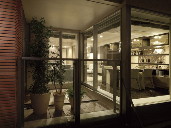 Other.  [Low-e glass] The window of the living room ・ The glass of the opening has adopted a Low-e glass to cut off significantly infrared and ultraviolet light has a thermal insulation performance.  ※ Except for some. (Same specifications)