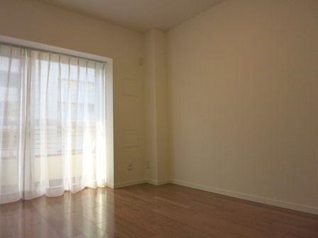 Living. ~ November 14, the new interior renovation completed ~  Easy-to-use 2DK ・ WIC.  Has been enhanced condominium common area repair history. There is long-term repair plan.  Management system is good in live-management peace of mind.