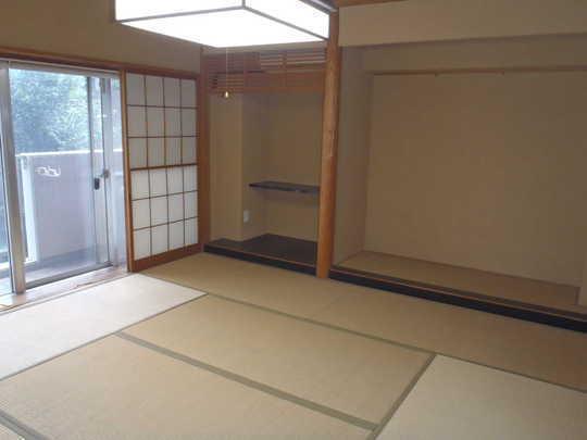 Non-living room. 8 is a tatami mat Japanese-style room. A private garden is spread in front of the eye.