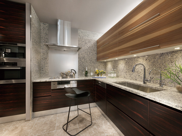 Kitchen.  [kitchen] Top plate of the kitchen, Adopt a luxurious natural stone. In fine gloss and texture to enhance the atmosphere of the whole kitchen, You can feel the charm of natural stone. (Model Room W-130X type ※ Including paid option / Application deadline Mu)
