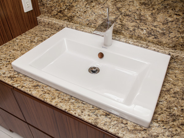 Bathing-wash room.  [Lavatory bowl] The vanity is, Adopt a pottery bowl made of Germany Duravit, Inc.. Square shape will produce a space to stylish. (Model Room W-90N2 type)