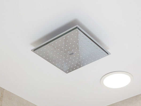 Bathing-wash room.  [Overhead shower faucet] The ceiling of the bathroom, Adopted Grohe manufactured by overhead shower. By large shower head, It wraps the entire body comfortably in hot water.  ※ Different shape by UB size. (Model Room W-130X type)