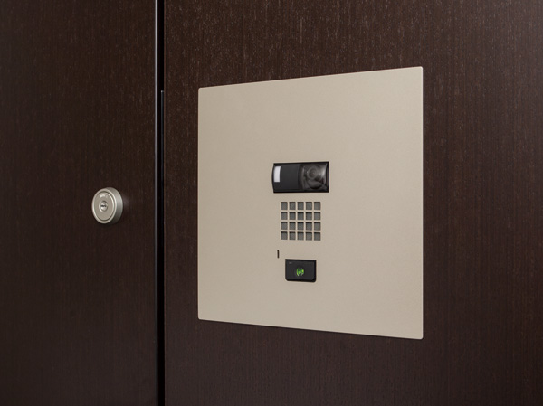 Security.  [Dwelling unit before entrance camera] A camera that can see the visitor, In addition to the entrance is also installed in front of the entrance of each dwelling unit, We are working to improve the safety. The video can also be recorded with the dwelling units within the intercom not only voice. (Same specifications)