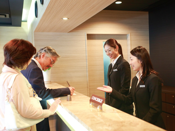 Variety of services.  [Concierge services to support life in a variety of services] In order to support a more comfortable urban life, We prepared a wide range of front services. In the first floor of the front, Including brokerage concierge of cleaning, Day-to-day bits and pieces agency, Arrangements, such as, Offer a variety of services, Support the live people. Increasing the convenience of living, Support the life scene of peace of mind and enhance. (Reference photograph)