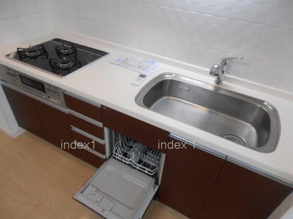 Kitchen. Dishwasher and with water purifier ・ Dishes Hakadori likely in the 3-burner stove