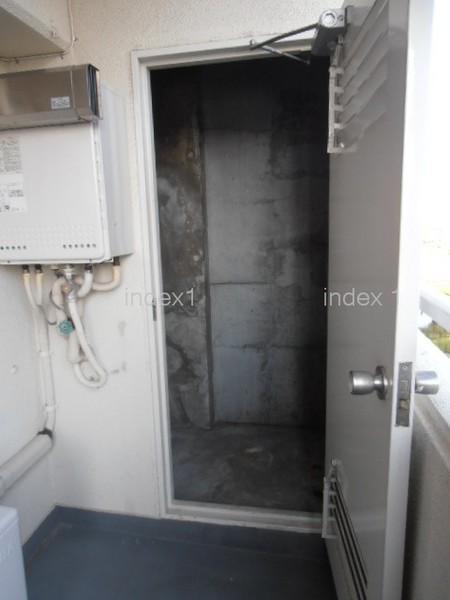 Receipt. There trunk room on the balcony