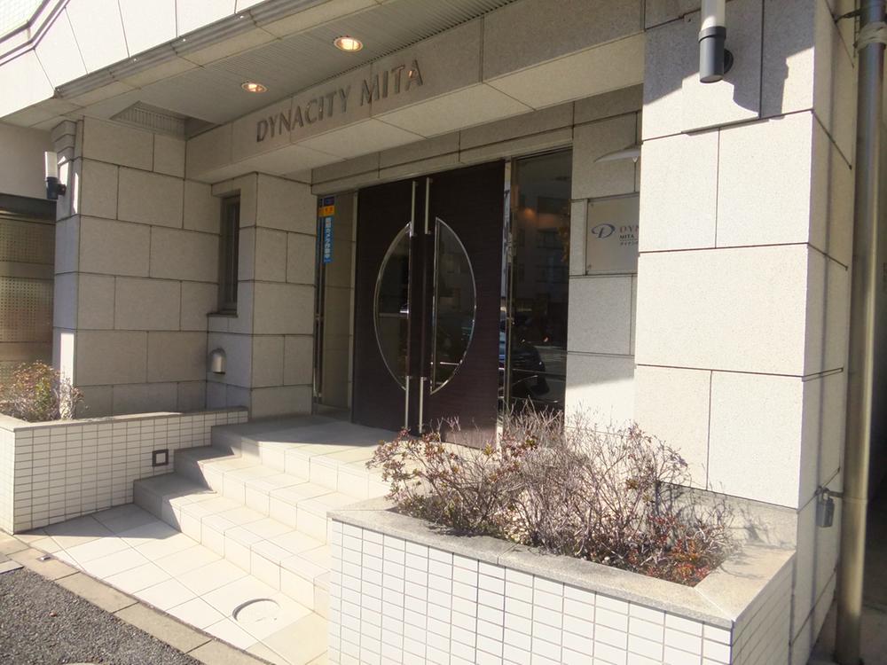 Entrance. Common areas