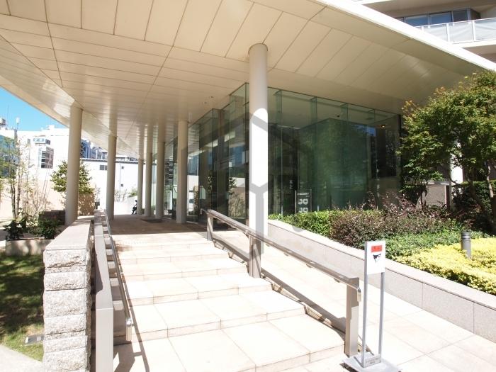 Entrance. 24 hours resident management ・ auto lock ・ Security preeminent in the security camera.