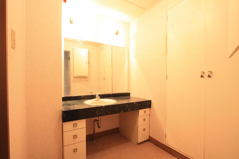 Wash basin, toilet. bathroom