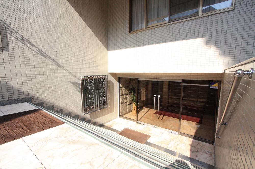 Entrance. Entrance (common areas)