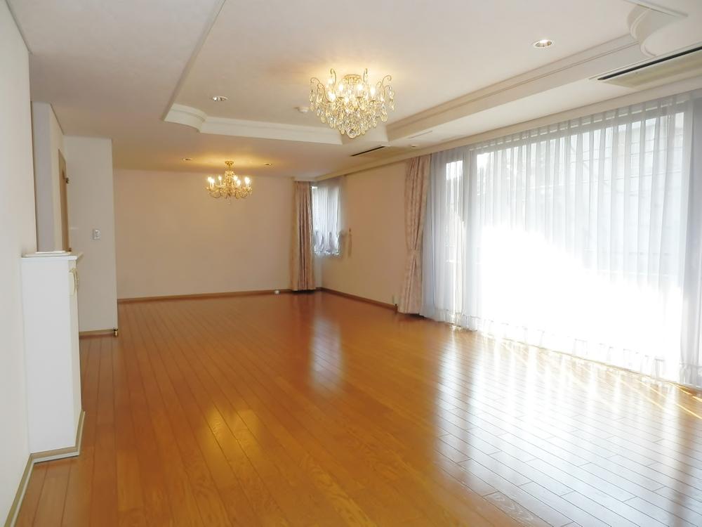 Living. Living 27.3 Pledge + kitchen 8 pledge