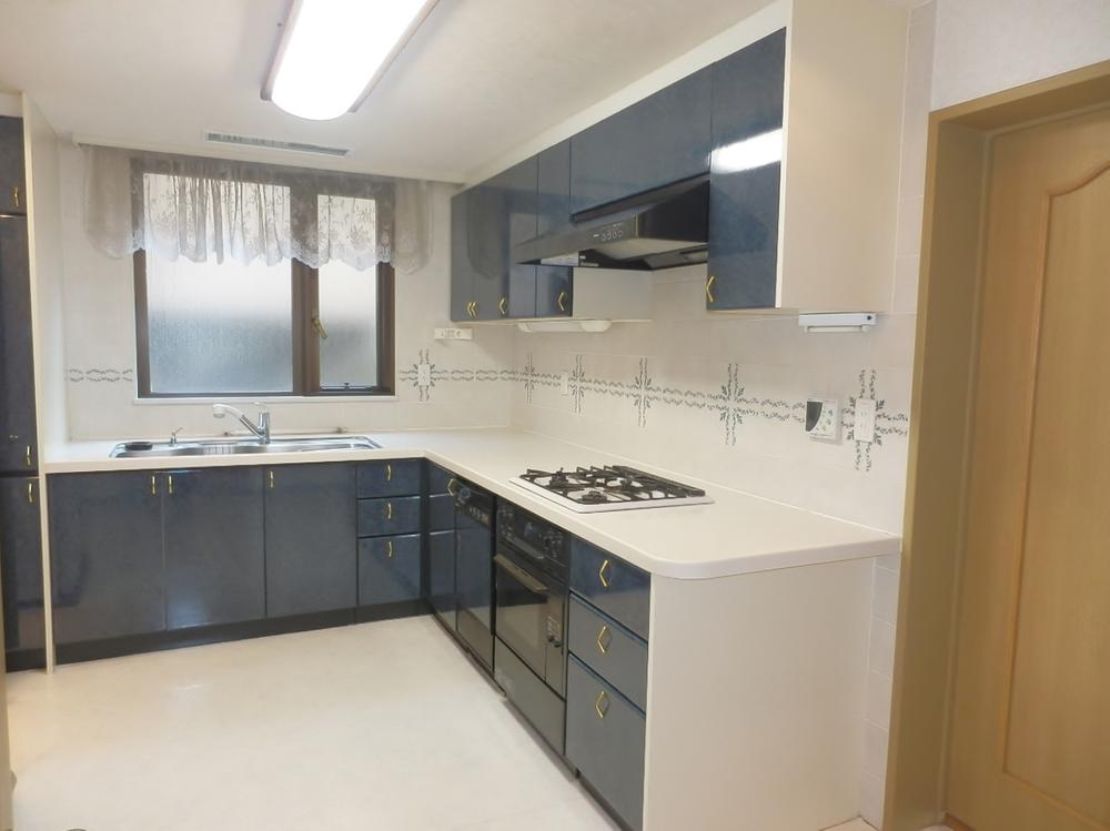 Kitchen. Easy-to-use kitchen. It is with a microwave oven dishwasher to 8 pledge.