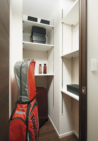 Receipt.  [All households standard of the closet] Ceiling height of about 2450mm (beam type, Installing a closet of excluding the falling ceiling part) to all households. Large of luggage such as suitcases or golf bag is also the size of that once you put together the whole family worth.