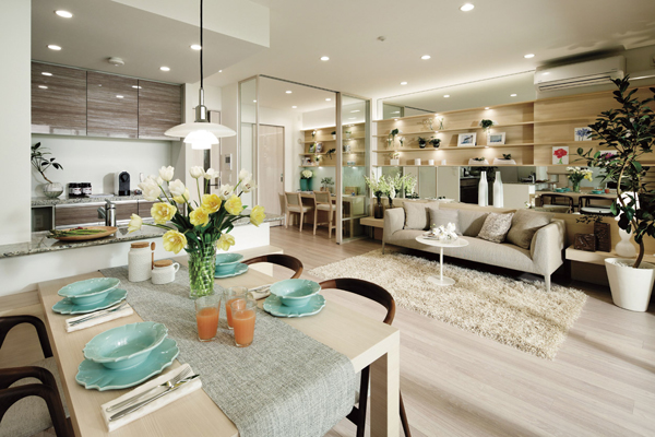 Living.  [Living Dining Room] Born in there is a large space should be called outdoor living When you open the "center open sash" of four sliding door between the balcony and the LD of the depth of about 2m (center line of wall size). Soft glass partitioned by DEN (study) is, For example, a parent and child or to study reading a book in the "space". Flow line connecting from there to through the "walk-through closet," "Master Bedroom", etc., It leads the wind, Ties family, It has created a comfortable house where space lead. (Model Room 70Da type) ※ Some paid option (application deadline There)