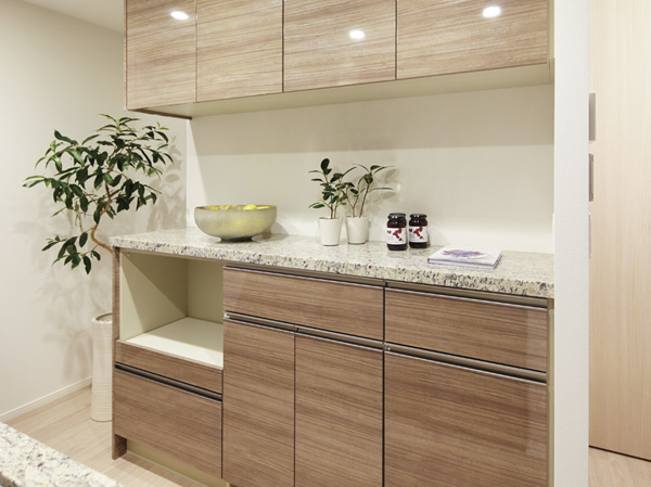 Kitchen.  [Cupboard] The aim of storage capacity-up of kitchen, Standard equipped with a cupboard. With so counter it can be a simple task, Cuisine smoothly.