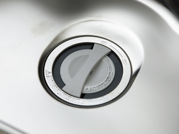 Kitchen.  [disposer] Garbage and automatic ground in a single switch, Discharged to the septic tank. noise ・ vibration ・ To suppress the smell, Kept clean and around the sink.  ※ You may not be able to process depending on the type of waste.