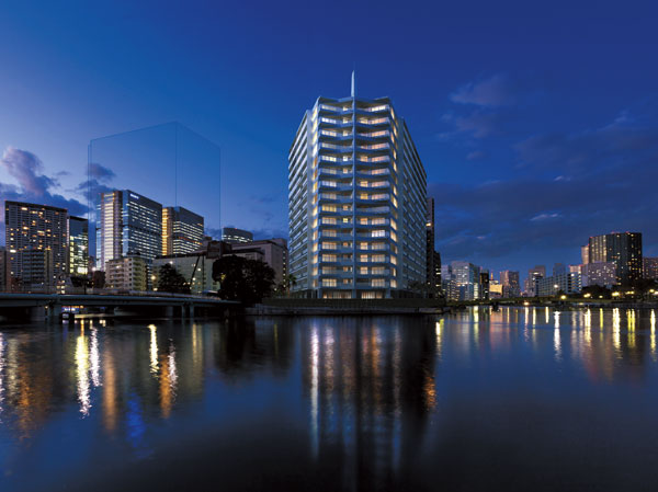 Buildings and facilities. <Park Homes Shinagawa The Residence>. Appearance in the image of an elegant sailing ship moored in the canal. Living in Minato-ku,, Enjoy the Shinagawa, Feel the waterside. In wrapped in a feeling of opening Canal Front, A new mansion is born.  ※ Konan park (about 230m) overlooking the construction site direction from the photo (October 2012 shooting) and image processing, Which was to synthesize the building Rendering CG, In fact a slightly different.
