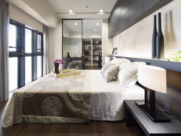 The main bedroom is filled with calm as a private space. Convenient large walk-in closet is installed