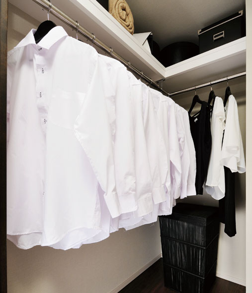 Receipt.  [Walk-in closet] In addition to the wardrobe, Travel bags and hats, You can broadly hold up appliances and cleaning tool of the off-season.