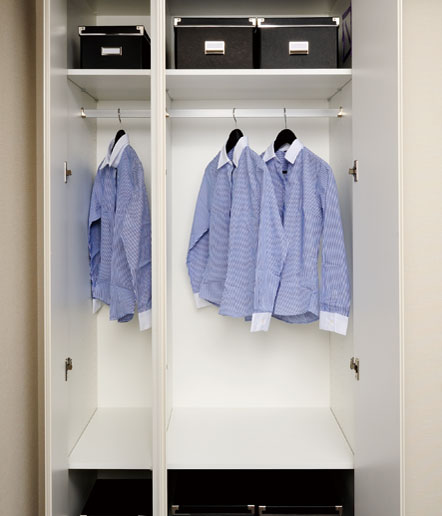 Receipt.  [closet] As a storage space in the Western-style, We have established a closet in which a shelf board on a hanger pipe and the top.