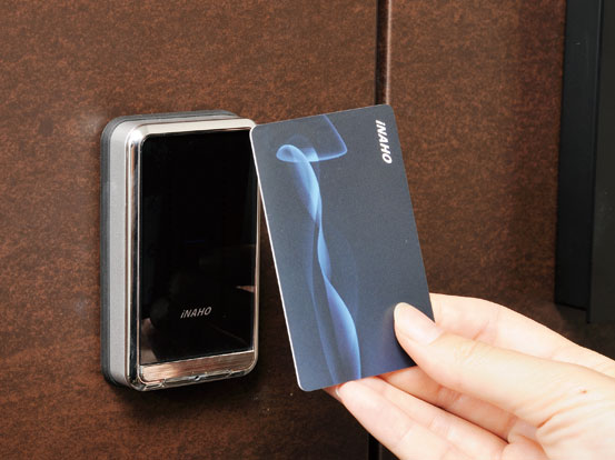 Security.  [IC card key] Adopting the IC card key no keyhole in the entrance and the entrance door of each dwelling unit. picking, Thumb turn turning, There is no worry of unauthorized entry into the dwelling unit, such as a cam feed unlocking. (Same specifications)