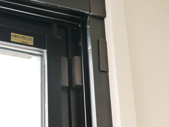 Security.  [Security sensors] Entrance ・ Installing the security sensors in the window. Will be automatically reported to the senses an abnormal management company and security company. (Same specifications) ※ FIX windows except.