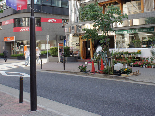 Surrounding environment. Azabu Juban Shopping Street (8-minute walk ・ About 600m)