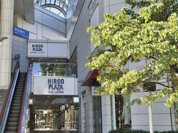 Other.  [Hiroo] Neighborhood (a 15-minute walk / About 1160m). Put into place is the beginning colorful store the YA to deal with carefully selected food and grocery at home and abroad, "Hiroo Plaza" (about 1160m) is located in front of the station. While enjoying the atmosphere of sophisticated town, Shopping is served in the elegant feeling
