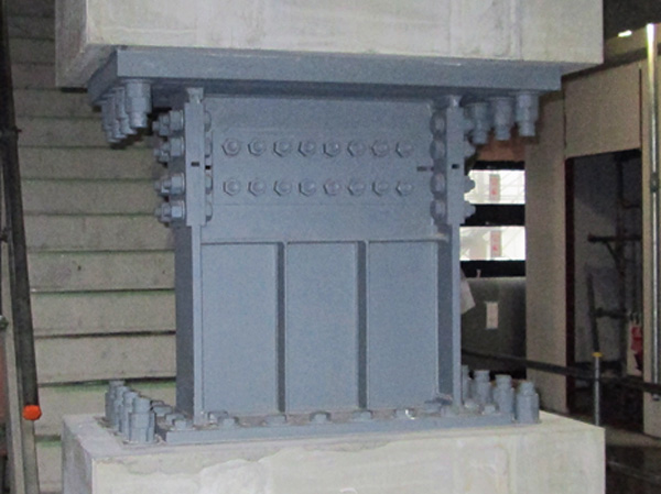 Building structure.  [Damping stud] Installing the vibration control device 64 places to absorb the vibration energy of the earthquake inside the building. To reduce the shaking and the damage caused by the earthquake. (Same specifications)