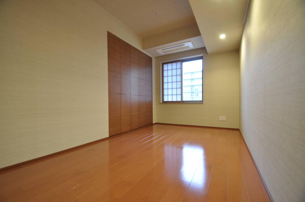 Non-living room. Because of all the living room facing south, Yang per good.