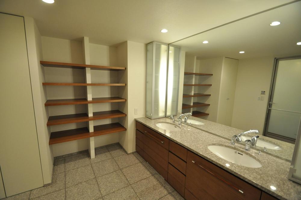 Wash basin, toilet. Washbasin with two places. A strong ally of the two-earner of your home.